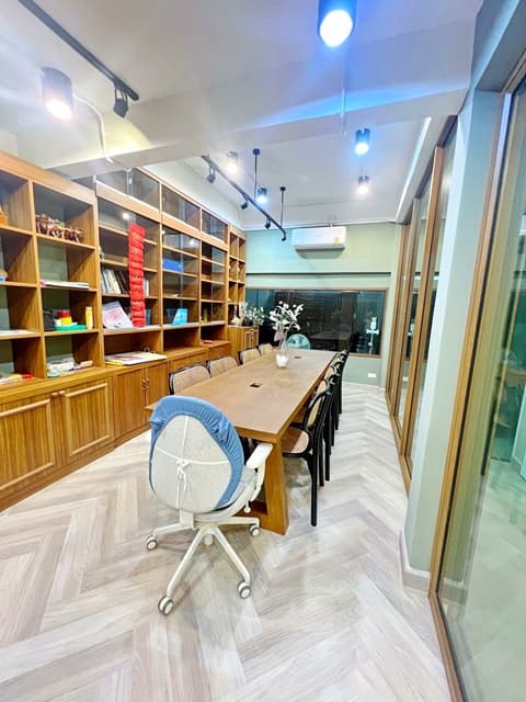 ถูกกว่า Penthouse BTSนานา 550ม. เพลินจิต400ม. สุขุมวิท 1-5 ให้เช่าทาวน์เฮ้าส์ 2 ชั้น สุดหรู 34 ตร.วา.275 ตร.ม.จัดเต็มเฟอร์ฯ