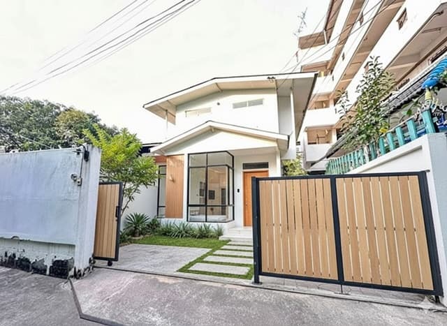 ทางด่วนสุขุมวิท60-68 รร.นานาชาติเบิร์คลีย์ 1.8 กม. 3 นอน 2 น้ำ ตลาดอุดมสุข 300 ม.BTSอุดมสุข 500ม. ให้เช่าบ้านเดี่ยว 2 ชั้น 52ตร.วา.