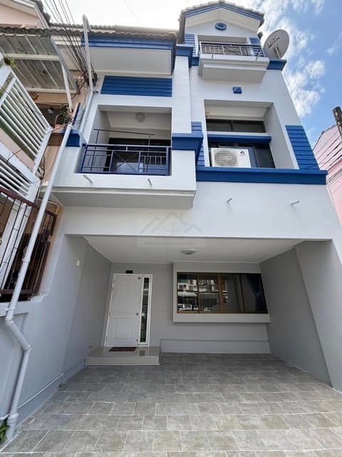 ให้เช่าทาวน์โฮม 3.5 ชั้น 300 ตรม. 3 ห้องนอน หมู่บ้านบ้านกลางเมือง1 รัชดา เหม่งจ๋าย ใกล้เลียบด่วน **จอดรถ 5 คัน