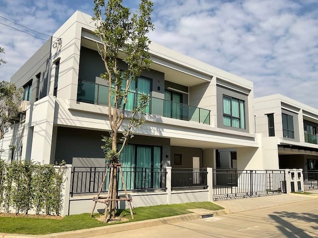 BH3768 | ให้เช่าบ้านเดี่ยวหรู โครงการ Centro Bangna ทำเลติด Mega บางนา