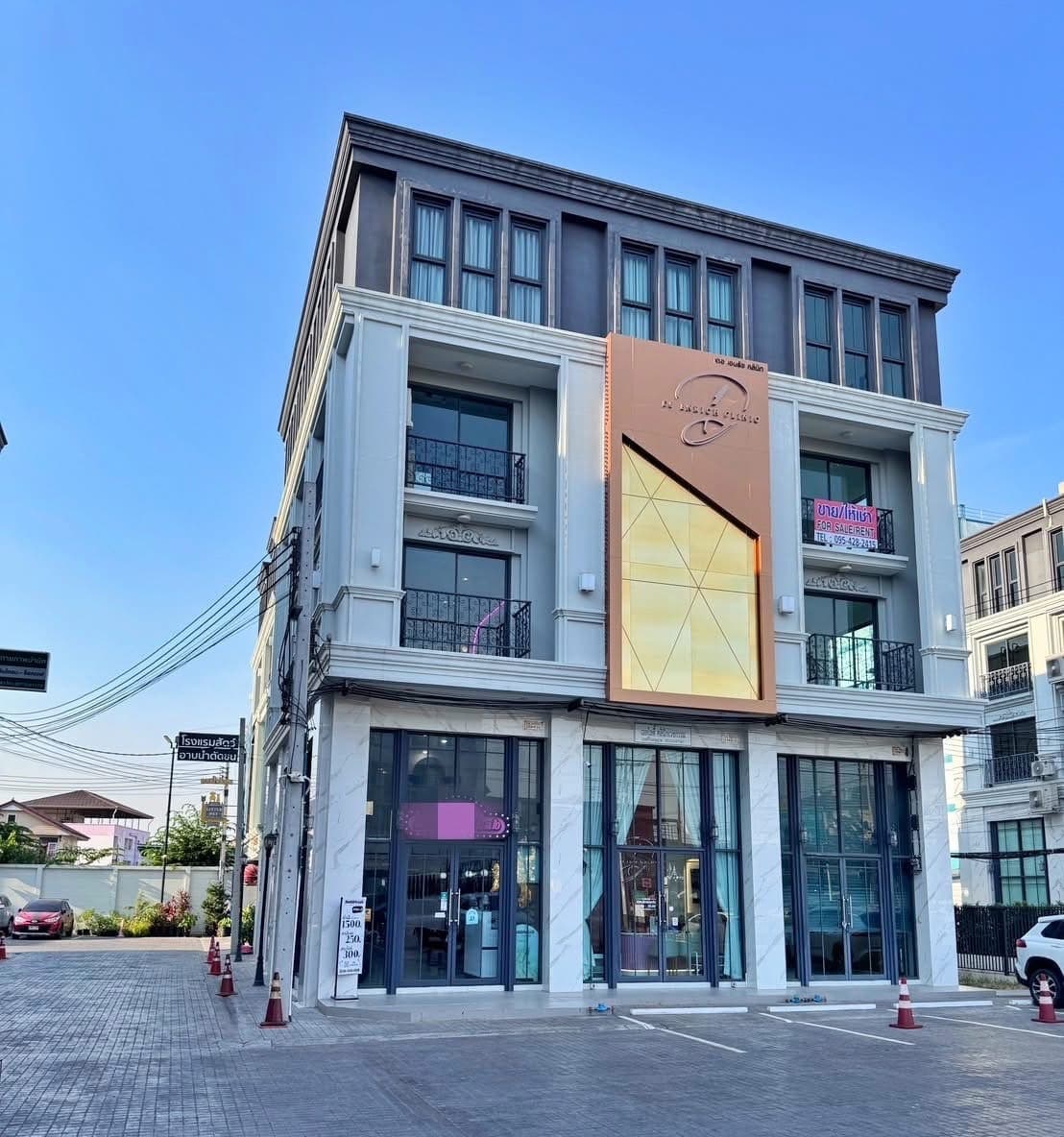 เซ้งร้านเสริมสวย อ่อนนุช 41 ริมถนน ตึกโดดเด่น หน้าโครงการ The Master (ม้าสีทองอยู่ด้านหน้า)