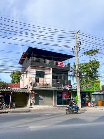 อาคารพาณิชย์ให้เช่าทำเลทอง บนถนนใหญ่ใจกลางบ่อผุด อำเภอเกาะสมุย จังหวัดสุราฏร์ธานี