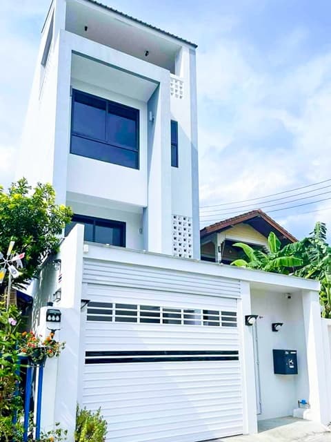 ลาดพร้าว 52-62 MRTโชคชัย4 400 ม.ให้เช่าบ้านเดี่ยว 3.5 ชั้น 400ตร.ม. 100ตร.วา. รร.นานาชาติออร์บ 1.5 กม. พร้อมเฟอร์ฯ เครื่องใช้ไฟฟ้า 3-5นอน