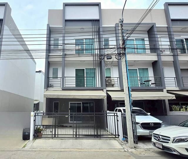 ตลาดนัมเบอร์วัน ราม 2 1.2 กม. ตลาดศรีตะกล่ำ 1.3 กม. ให้เช่าบ้านทาวน์โฮม 3 ชั้น 3 นอน 3 น้ำเมกาบางนา สวนหลวง ร.9 2.2 กม.