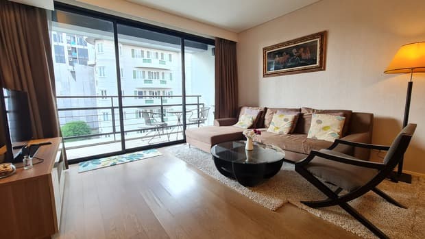 Condo low rise 2 bedrooms for rent near BTS Ekkamai