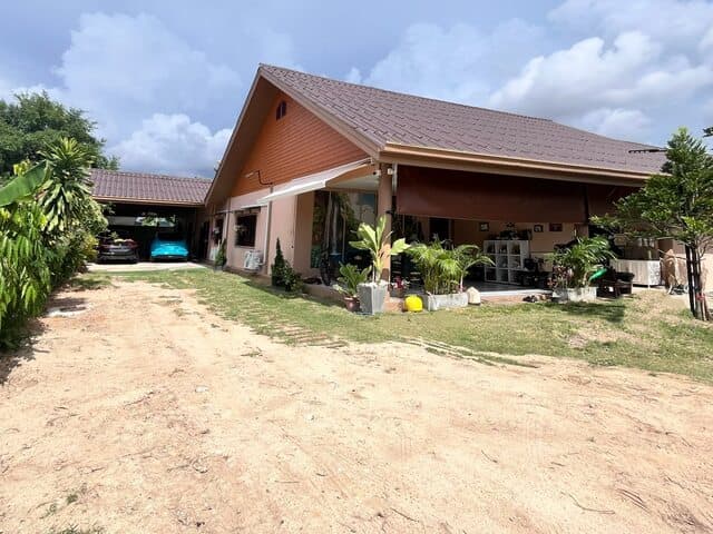 ขายด่วน! บ้านเดี่ยว พร้อมที่ดินแปลงใหญ่ ใจกลางตะเคียนเตี้ย