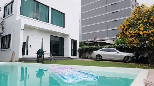BH3784 ให้เช่าบ้านเดี่ยวสไตล์โมเดิร์น อุดมสุข 42 (สุขุมวิท 103) พร้อมสระว่ายน้ำส่วนตัว เลี้ยงสัตว์ได้