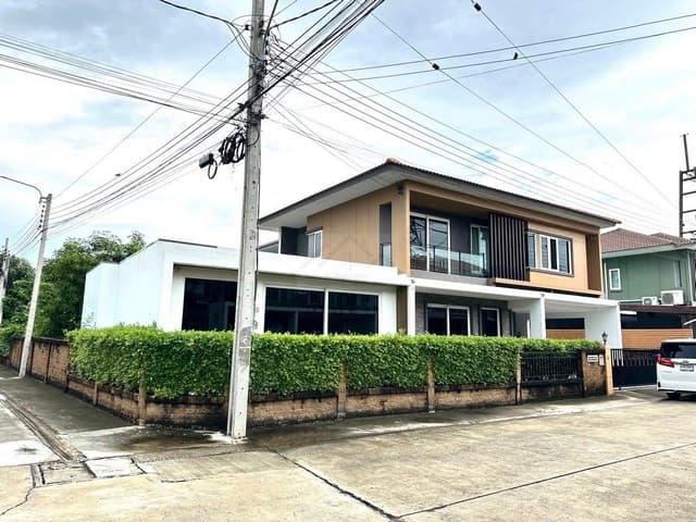 ขายบ้านเดี่ยว 2 ชั้นหลังมุม 73.60 ตรว. โครงการโกลเด้น วิลเลจ อ่อนนุช – พัฒนาการ ซอยอ่อนนุช 65 โซนหน้าหมู่บ้าน เฟอร์จัดเต็ม