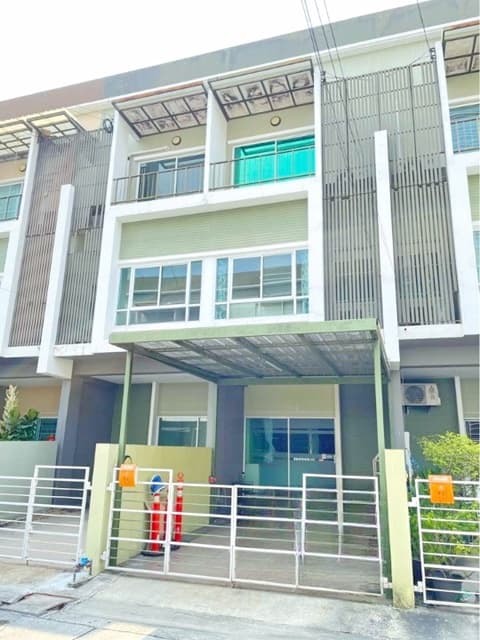 เตรียมอุดมศึกษาน้อมเกล้า MRT สัมมากร 1 กม. ซ.รามคำแหง 140-146 ให้เช่าทาวน์โฮม 3 ชั้น พร้อมเฟอร์ฯ 204 ตร.ม.17 ตร.วา. 3 นอน 3 น้ำ