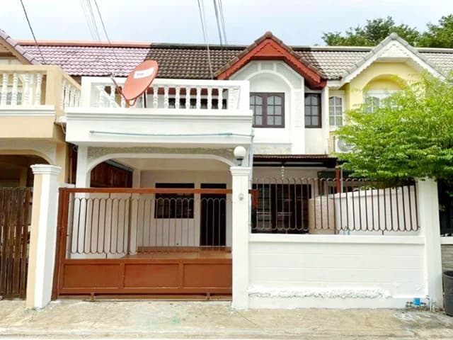ติดถนนนวลจันทร์ 3 นอน ให้เช่าทาวน์เฮ้าส์ 2 ชั้น 29ตร.ว.MRT วัชรพล 1.7 กม. ถ.เลียบด่วนเอกมัย-รามอินทรา 239 ตร.ม. 2 น้ำ