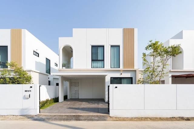 บ้านสวยสะดุดตาสร้างใหม่ 2 ชั้น สไตล์โมเดิร์น ตกแต่งครบ สันผักหวาน