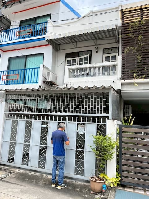 BH3802 ให้เช่าทาวน์เฮ้าส์ 2 ชั้น ลาดพร้าว–โชคชัย 4 ทำเลดี เดินถึงรถไฟฟ้าได้ เหมาะอยู่อาศัยหรือจดบริษัท