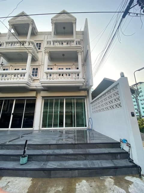 BH3795 ให้เช่าบ้านเช่า 3 ชั้น ใกล้ MRT ห้วยขวาง เพียง 700 เมตร – ทำเลดีมาก พร้อมที่จอดรถ 2 คัน แอร์ครบทุกห้องนอน