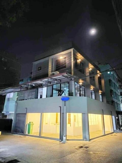 เดอะ สตรีทรัชดา 1.8 กม. .ให้เช่าตึกเดี่ยว 3 ชั้นประชาสงเคราะห์ 25-33 26ตร.วา. 306ตร.ม. 3 นอน 4 น้ำ