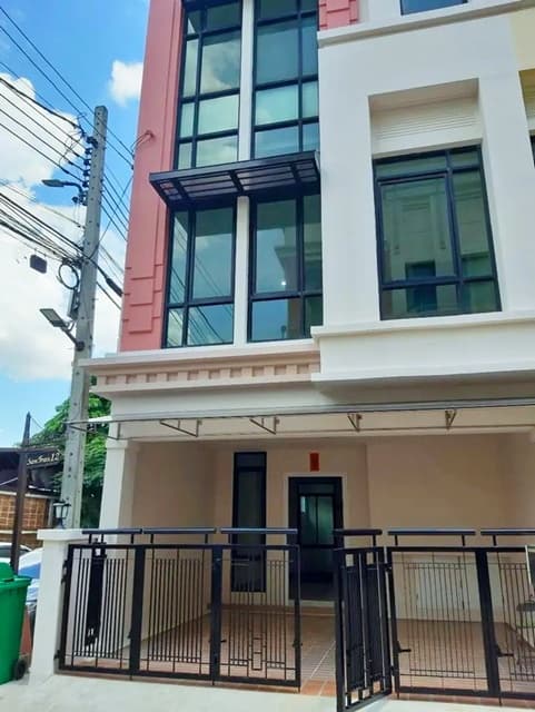 ให้เช่าทาวน์โฮม 3.5ชั้น 21ตร.ว.MRT ศรีลาซาล 1.3กม 3นอน เซ็นทรัล บางนา 600 ม. . 270 ตร.ม. มอนเตสซอรี่ อะแคเดอมี่ 200 ม. 4 น้ำ