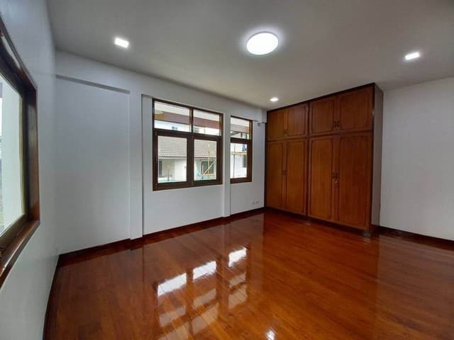 ให้เช่าบ้านเดี่ยว ในซอยพงษ์เพชรนิเวศน์ มี 6ห้องนอน 7ห้องน้ำ ย่าน ถนนประชาชื่น จตุจักร ใกล้สถานีสายแดงจตุจักรและ 5 นาทีขึ้นทางด่วนรัชดาภิเษก