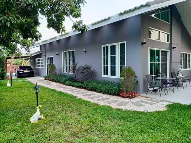 ให้เช่าบ้านรีสอร์ทสุดหรู 302ตร.วา. 902ตร.ม. จัดเต็มเฟอร์ฯ แปลงยาว ฉะเชิงเทรา รร.วัดหัวสำโรง 1.6 กม. พร้อมพื้นที่สวนขนาดเล็ก