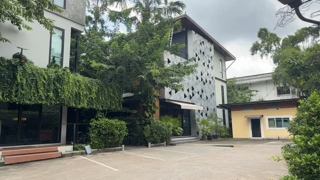 ให้เช่าอาคารสำนักงาน 3 ชั้น ย่านลาซาล – สุขุมวิท 105 พื้นที่ใช้สอยรวม 1,107 ตร.ม. บรรยากาศร่มรื่น เงียบสงบ ใกล้ BTS แบริ่ง
