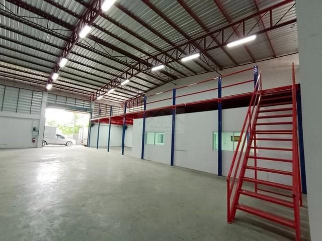BR 1476 ให้เช่าโกดังพร้อมออฟฟิศ 400 ตรม. ติดมอเตอร์เวย์มุ่งหน้าชลบุรี และทางด่วน ติดถนนใหญ่ ใกล้สนามบินสุวรรณภูมิ