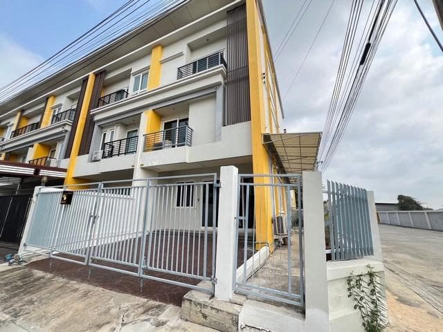 ให้เช่าทาวน์โฮม 3 ชั้น 44 ตร.ว. โครงการสุวรรณภูมิทาวน์ ลาดกระบัง 54 เขตลาดกระบัง
