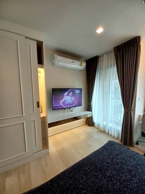 Life One Wireless safe peaceful comfortable 17th floor BTS Ploenchit