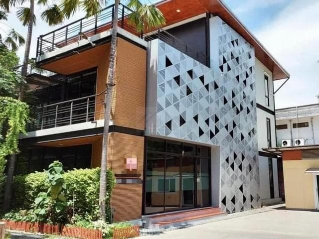 ให้เช่าสำนักงาน 3 ชั้น 1,107 ตร.ม. ย่านลาซาล สุขุมวิท 105 บรรยากาศร่มรื่น ใกล้ BTS แบริ่ง