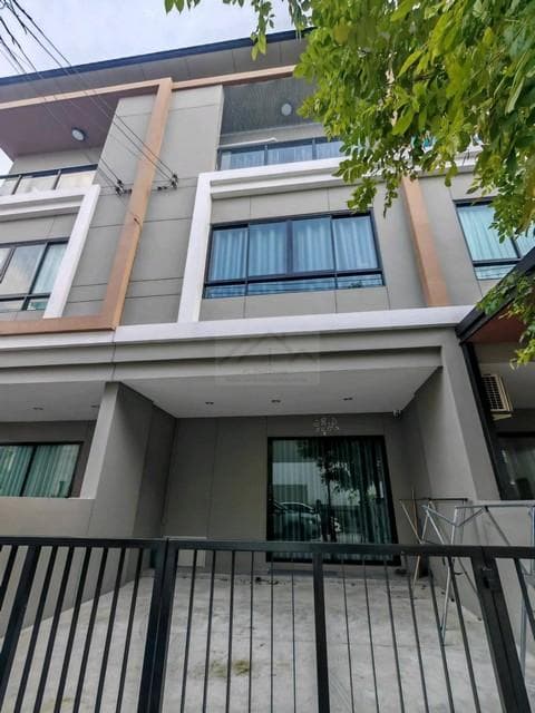 ให้เช่าทาวน์โฮม 3 ชั้น 220 ตร.ม. โครงการพรีเมียม เพลส พหลโยธิน-รามอินทรา ใกล้ BTS สายหยุด