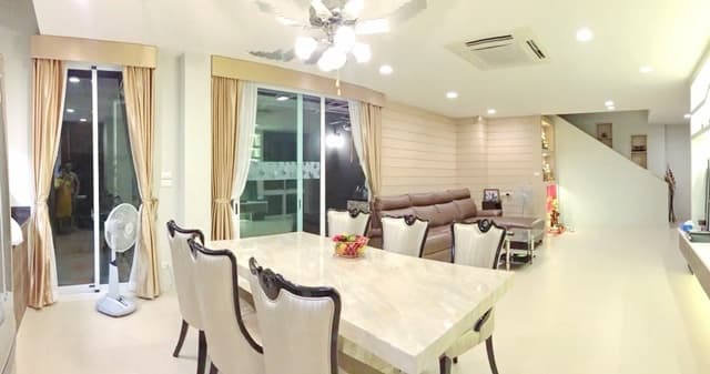 บ้านเดี่ยว 3 ชั้นใจกลางเมือง 75 ตร.วา.ซ.อินทามระ 5-15 BTS สะพานควาย 600ม.300 ตร.ม. ม.หอการค้า 1.5 กม. ตกแต่งครบพร้อมเฟอร์ฯ 3 นอน 6 น้ำ