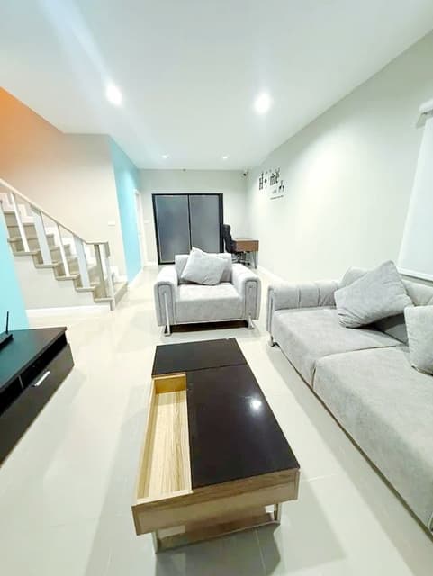 ให้เช่าบ้านเดี่ยว 2 ชั้น จัดเต็มเฟอร์ฯ 5นอน รร.สารภีพิทยาคม 2.5 กม. ครื่องใช้ไฟฟ้า 3 น้ำ 100 ตร.วา. 200 ตร.ม. ตลาดยางเนิ้ง 3.0 กม.