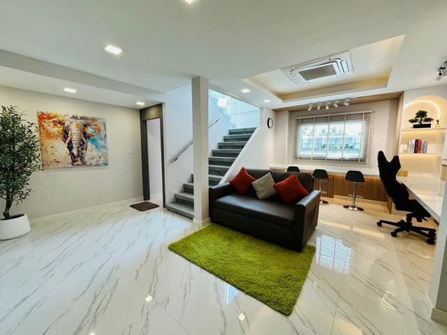 ให้เช่าบ้านสามารทำธุรกิจAir BNB บ้าน 2 ชั้น หลังมุม ขนาด 36 ตรว. 300 ตรางเมตร ซอยรัชดา 18 บ้านสวยตกแต่งใหม่ เฟอร์นิเจอร์ครบพร้อมอยู่