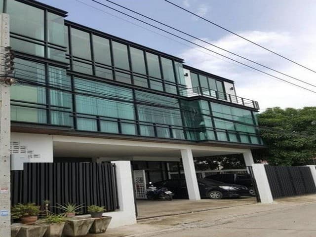 ขายอาคารสำนักงาน 3 ชั้น โกดัง โรงงานขนาดเล็ก SME สภาพสวยใหม่ ซอยลาดพร้าว 101 ใกล้วัดบึงทองหลาง