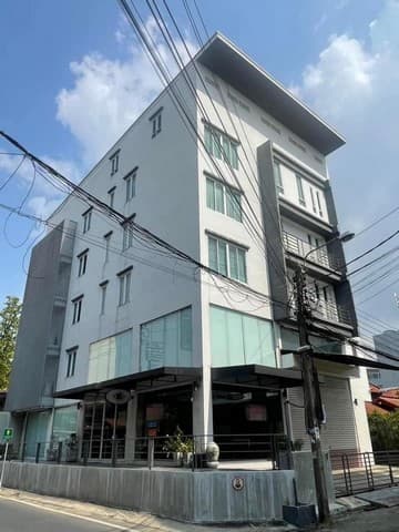 ให้เช่าอาคาร 4.5 ชั้น 900 ตร.ม. ถนนพระราม 9 ซอย 43 มีลิฟต์ขนของ ใกล้เดอะไนน์ และทางด่วน