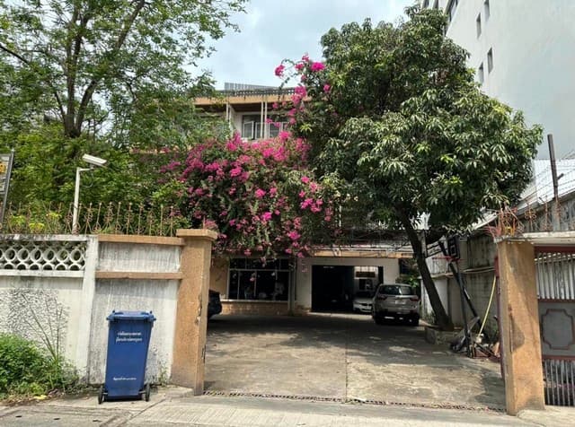 ขายบ้านพร้อมที่ดิน 251 ตรว. ทำเลศูนย์กลางกรุงเทพ ถนนทรัพย์ ย่านสุรวงศ์ สีลม สามย่าน ใกล้สามย่านมิตรทาวน์