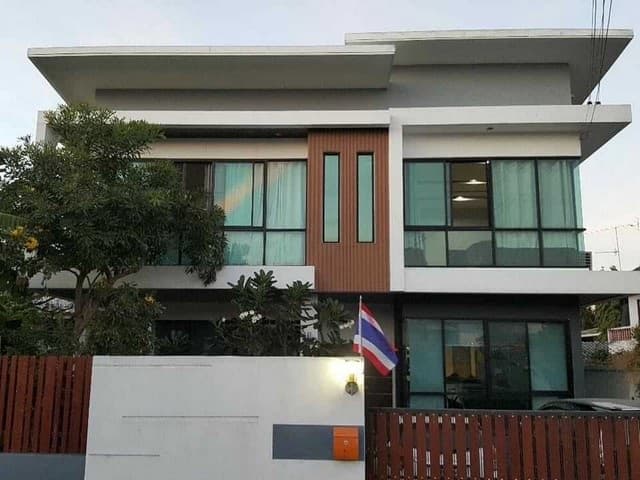 ขายบ้านเดี่ยว 2 ชั้น 98 ตรว. 5 ห้องนอน ย่านลาดพร้าว โชคชัย 4 เลียบด่วน พร้อมเฟอร์นิเจอร์ ใกล้ทางออกถนนเลียบด่วน รามอินทรา