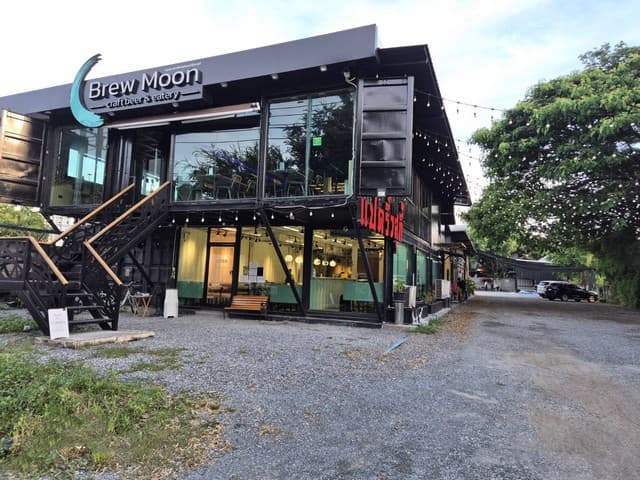 พื้นที่ให้เช่า สำหรับผู้ที่ต้องการเปิดร้านอาหาร ในทำเลทองใจกลางย่านบางนา ตั้งอยู่ใกล้สนามบินและสนามกอล์ฟชื่อดังหลายแห่ง กรุงเทพมหานคร