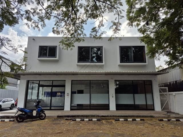 ให้เช่าพื้นที่ ชั้น 1 ขนาด 220 ตร.ม. ถนนวิภาวดี 62 มีแอร์ทุกห้อง ใกล้มูลนิธิกระจกเงา