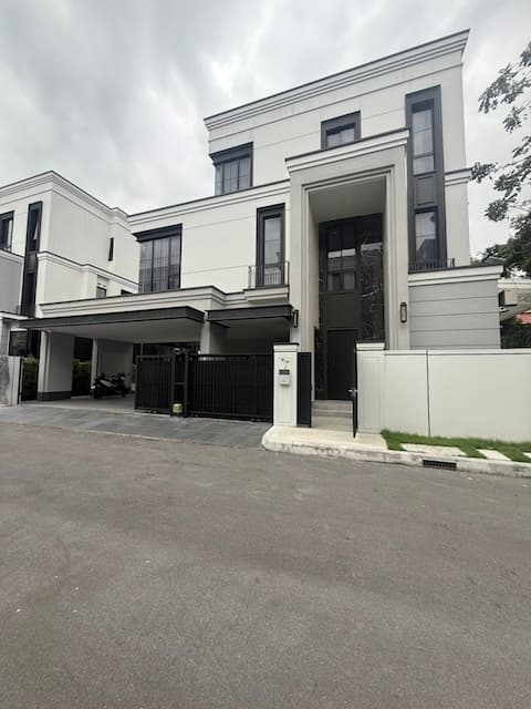 BH3828 ให้เช่าบ้านเดี่ยวหรู 3 ชั้น Malton Gates กรุงเทพกรีฑาตัดใหม่ พร้อมลิฟต์และสระว่ายน้ำส่วนตัว