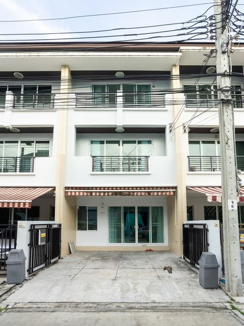 ให้เช่าทาวน์โฮม 3 ชั้น บ้านกลางเมือง ลาดพร้าว 71 (นาคนิวาส 34) เงียบสงบ เป็นส่วนตัว เฟอร์นิเจอร์พร้อมเข้าอยู่