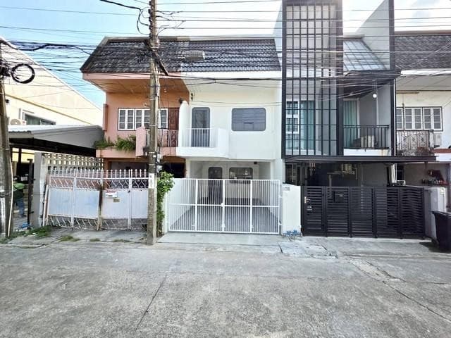 ให้เช่า ทาวน์เฮาส์ ซอยโชคชัย 4 บ้านรีโนเวทใหม่ พร้อมอยู่ ทำเลดีการเดินทางสะดวก