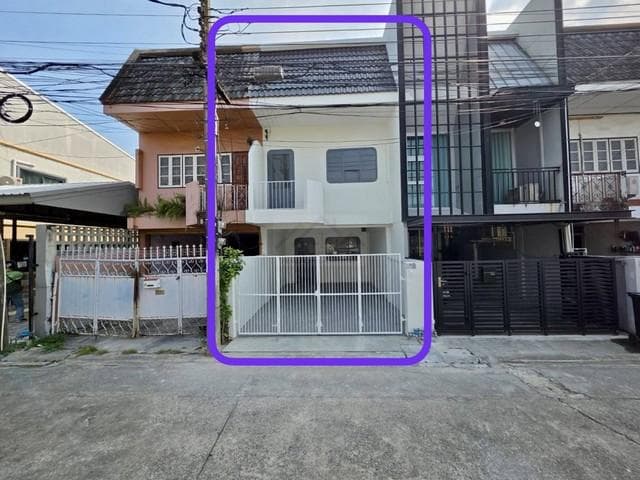 ขายทาวน์เฮาส์ 2 ชั้น 24 ตร.ว. ถนนโชคชัย 4 ซอย 55 รีโนเวทใหม่ ใกล้เซ็นทรัลอีสต์วิลล์