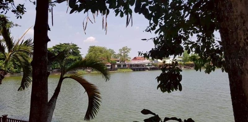 ขายบ้านริมทะเลสาบสัมมากร ทำเลเดียวกับร้านอาหารเรือนรสราคาดีทำเลดี ติดต่อผึ้งรติ 061-9419-639