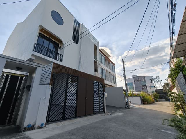 ขายทาวน์โฮม 3 ชั้น รีโนเวทใหม่ เลียบด่วนรามอินทรา ประดิษฐ์มนูธรรม10 เนื้อที่ 28 ตร.ว. 4 นอน 4 น้ำ 4 จอดรถ ใกล้รถไฟฟ้า