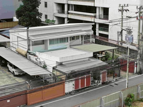 ขายบ้าน พร้อมร้านอาหาร 2 ชั้น เอกมัย-สุขุมวิท 42 ใกล้ BTS ทำเลหายาก ใจกลางเมือง โทร 089-0663888