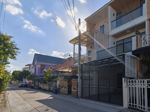 ขายทาวน์โฮม 3 ชั้น รีโนเวทใหม่ ลาดพร้าว 94 ซอยอินทราภรณ์ ขนาด 22 ตร.ว. 4 นอน 5 น้ำ ใกล้รถไฟฟ้าสายสีเหลือง สถานีโชคชัย 4