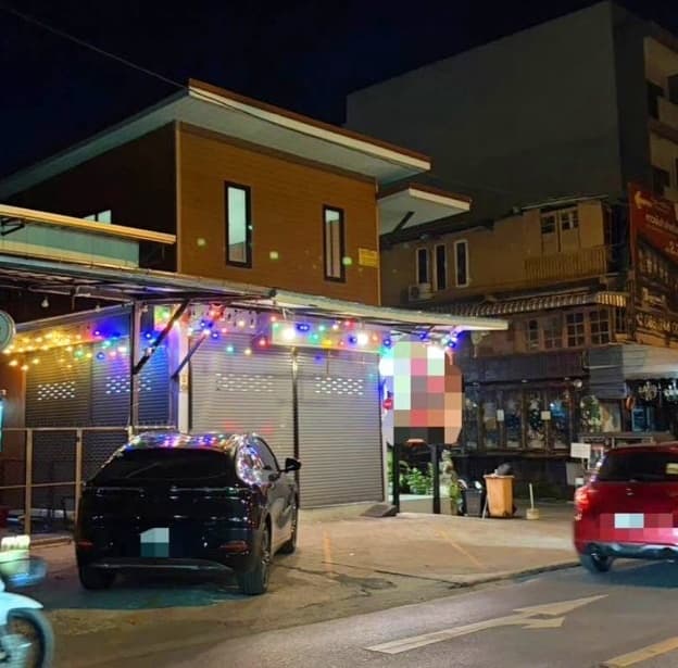 เซ้งร้านอาหารด่วน 100,000 บ ย่านดอนเมือง ใกล้ตลาดโกสุม ใกล้ รร.นานาชาติ Harrow ตรงสามแยกหลักเลย รถผ่านตลอดทั้งวัน
