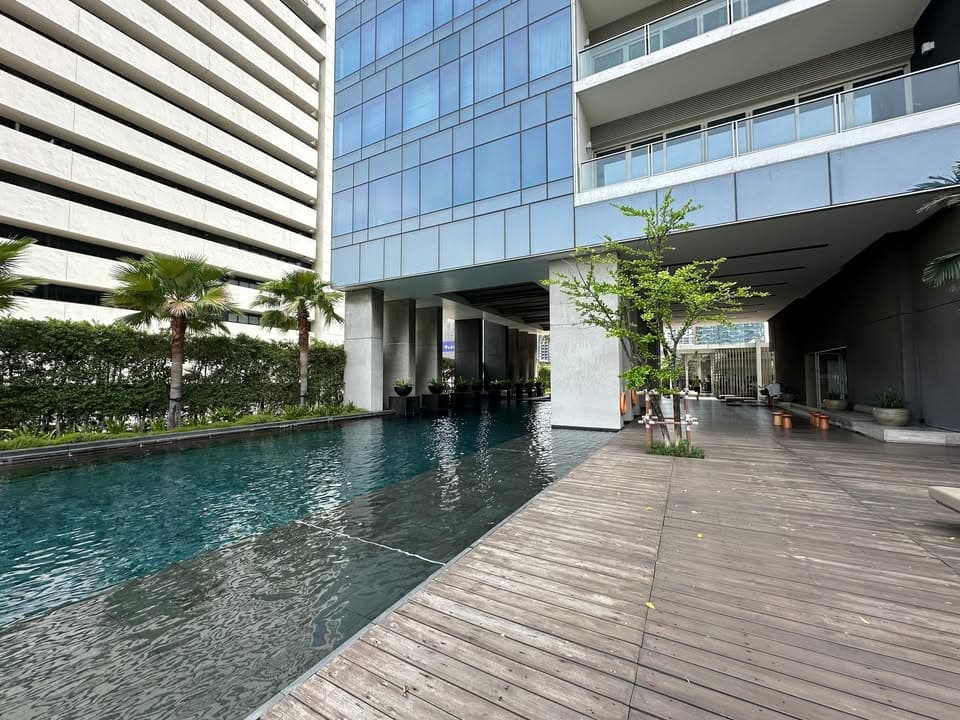 CONDO. 185 Rajadamri (185 ราชดำริ) 386 SQ.M. 3 ห้องนอน 165000000 THB ลดกระจาย ตั้งอยู่บนสุดยอดทำเลของประเทศไทย คือบนถนนราชดำริ ด้านหน้าติดสนามม้าฝรั่ง หรือ RBSC (Royal Bangkok Sport Club) ติด BTS สถานีราชดำริ ด้านข้างติดสวนลุมพินี