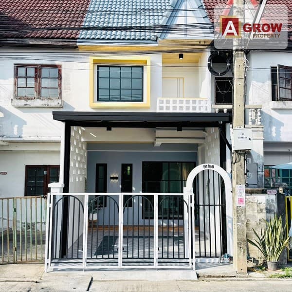 หมู่บ้านสินทอง ร่มเกล้า 28 เส้นเมน มีหน้าต่างครัวหลังบ้านโล่ง หน้าบ้านไม่ชนใคร ตกแต่งครบ พร้อมอยู่