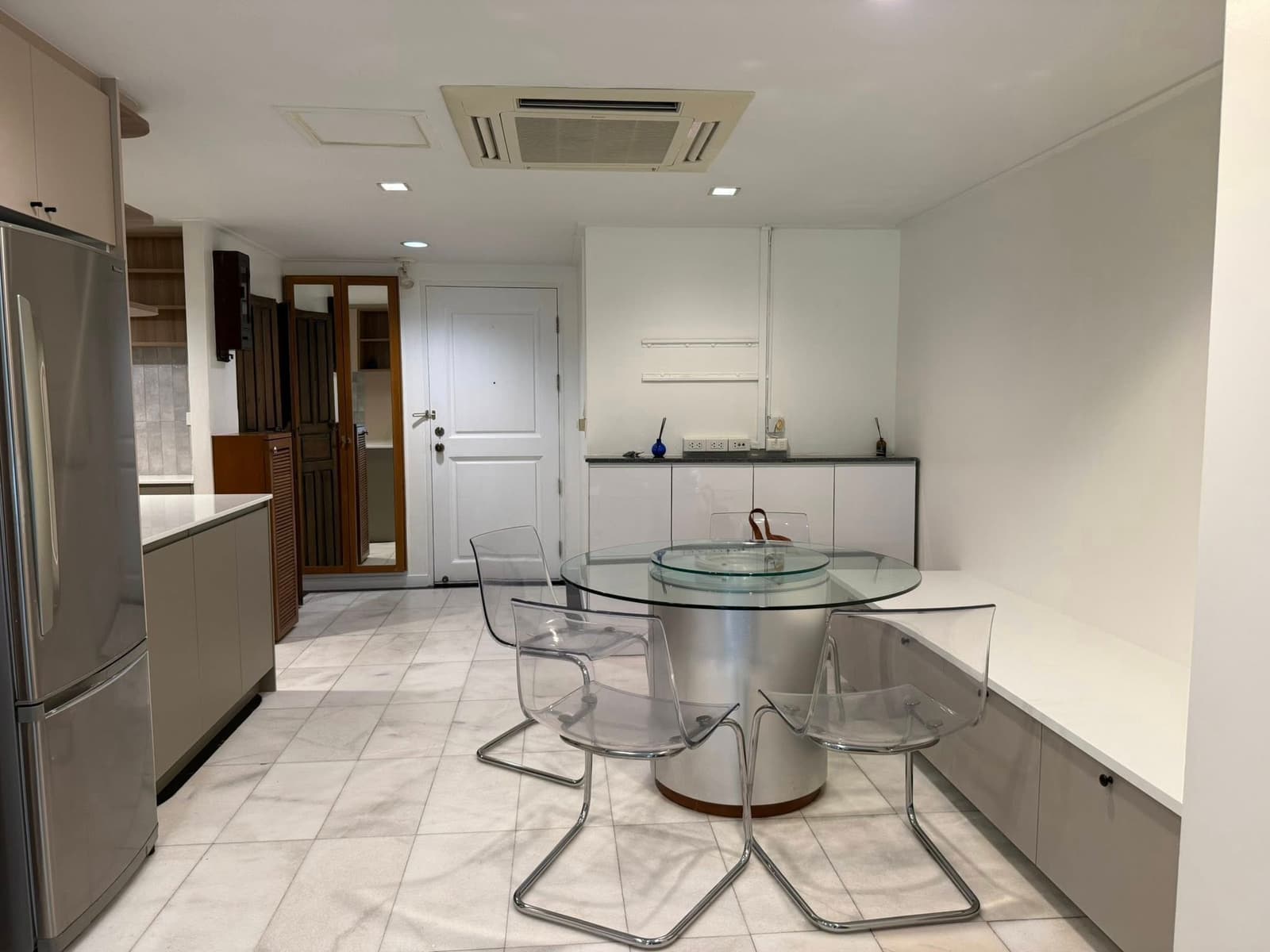 Lake Avenue Sukhumvit 16 Nice Quiet Convenient 2nd Floor BTS Asoke