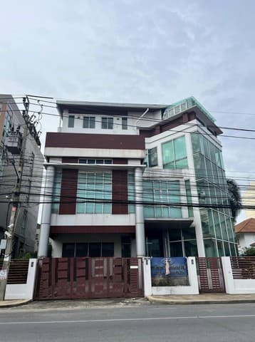 ให้เช่าโฮมออฟฟิศ 4 ชั้น 1,000 ตาราเมตร แอร์กว่า20 ตัวรองรับพนักงาน 150 คน ติดถนนเมนบางใหญ่ซิตี้
