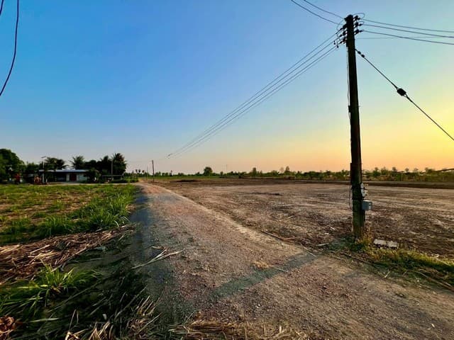 พื้นที่ดิน - ขนาดเท่ากับ 400 ตรว. 279000 THAI BAHT เดินทางง่าย สุพรรณบุรี
